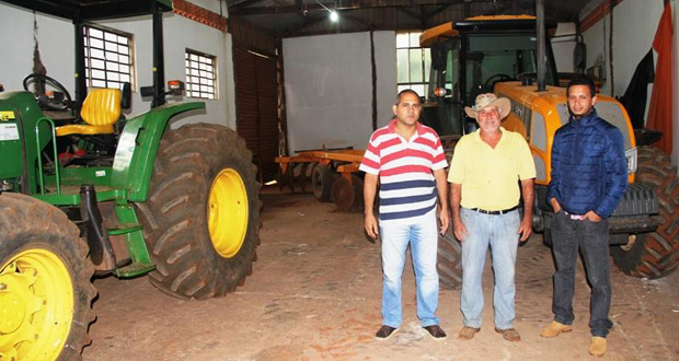 Édio Lopes denuncia: tratores estão parados no  Assentamento Monte Alegre há mais de um ano