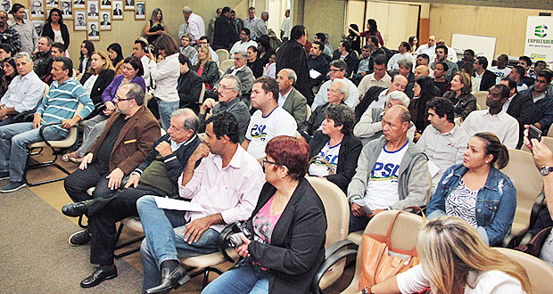 Personalidades políticas debatem conjuntura em conclusão de curso. 