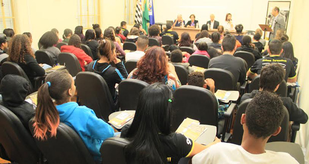 Plenarinho lota para discutir consumo de álcool e drogas na adolescência