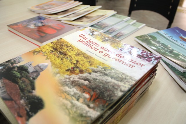 Novo livro sobre a história política da cidade é apresentado no Espaço Cultural da Câmara (Com vídeo)