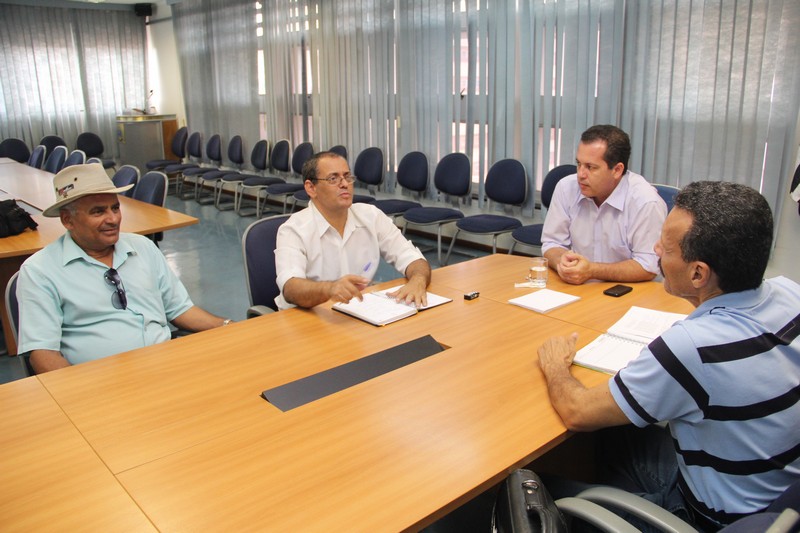 Baixo movimento faz taxistas pedirem remanejamento de pontos, diz Adilson Vital