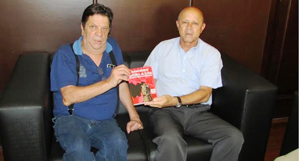 Escritor doa livro sobre história da Sorocabana para Chediek