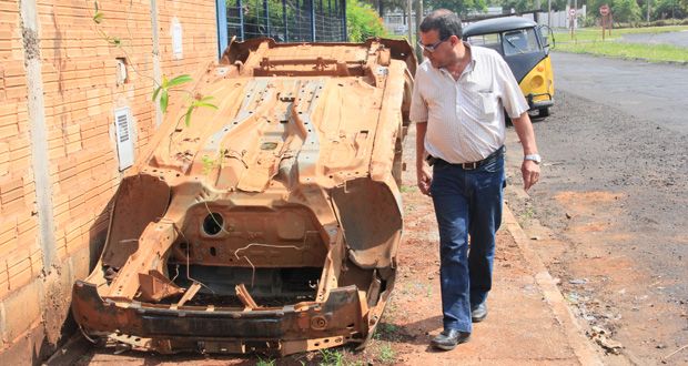 Roberval Fraiz cobra retirada de veículos abandonados na cidade 