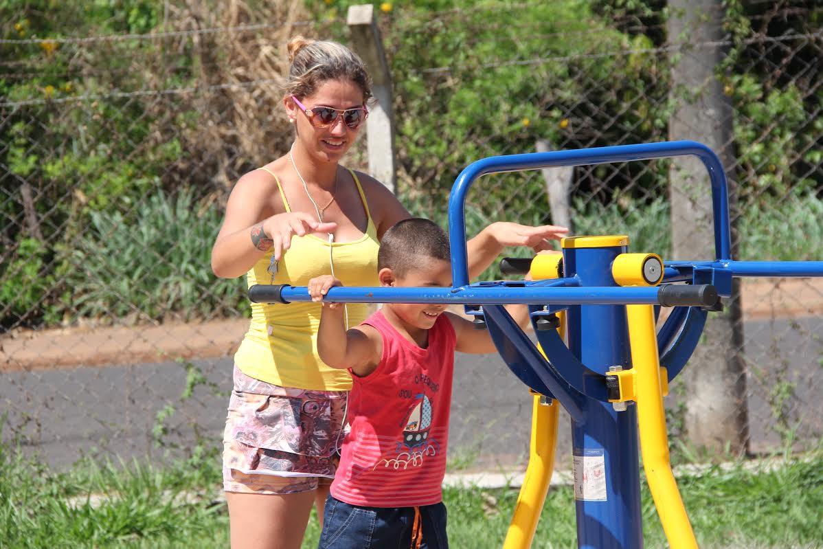 Édio Lopes: academia ao ar livre é instalada no Selmi Dei reunindo mães e filhos