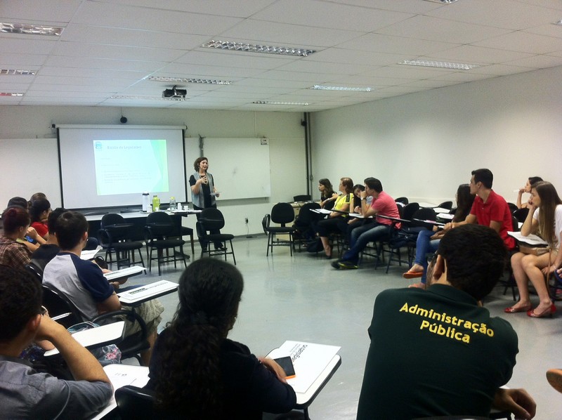Vereadora Edna Martins realiza palestra sobre a Escola do Legislativo na Unesp de Araraquara