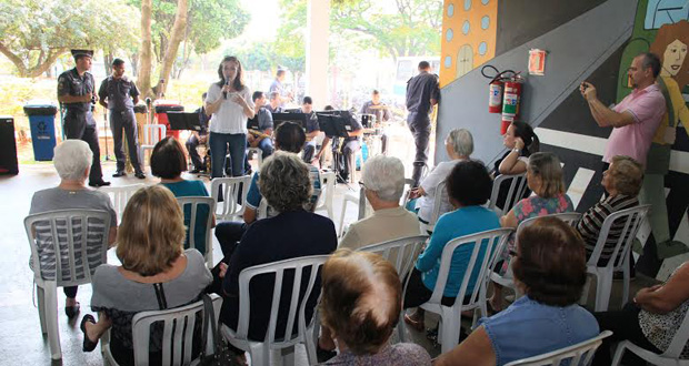 Juliana Damus: atividade com idosos reúne música e apresentação do Canil da PM (Com vídeo)