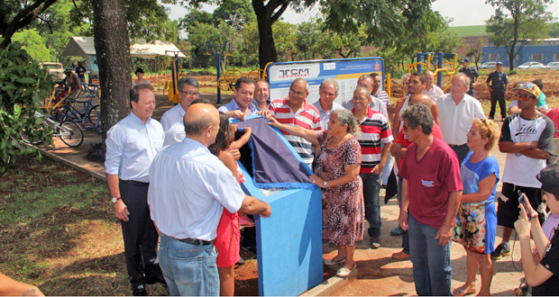 Vereadores participam de entrega de academia ao ar livre no Hortênsias