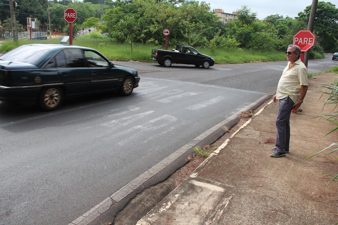 Jair Martineli pede reforço de sinalização na rotatória da captação de água