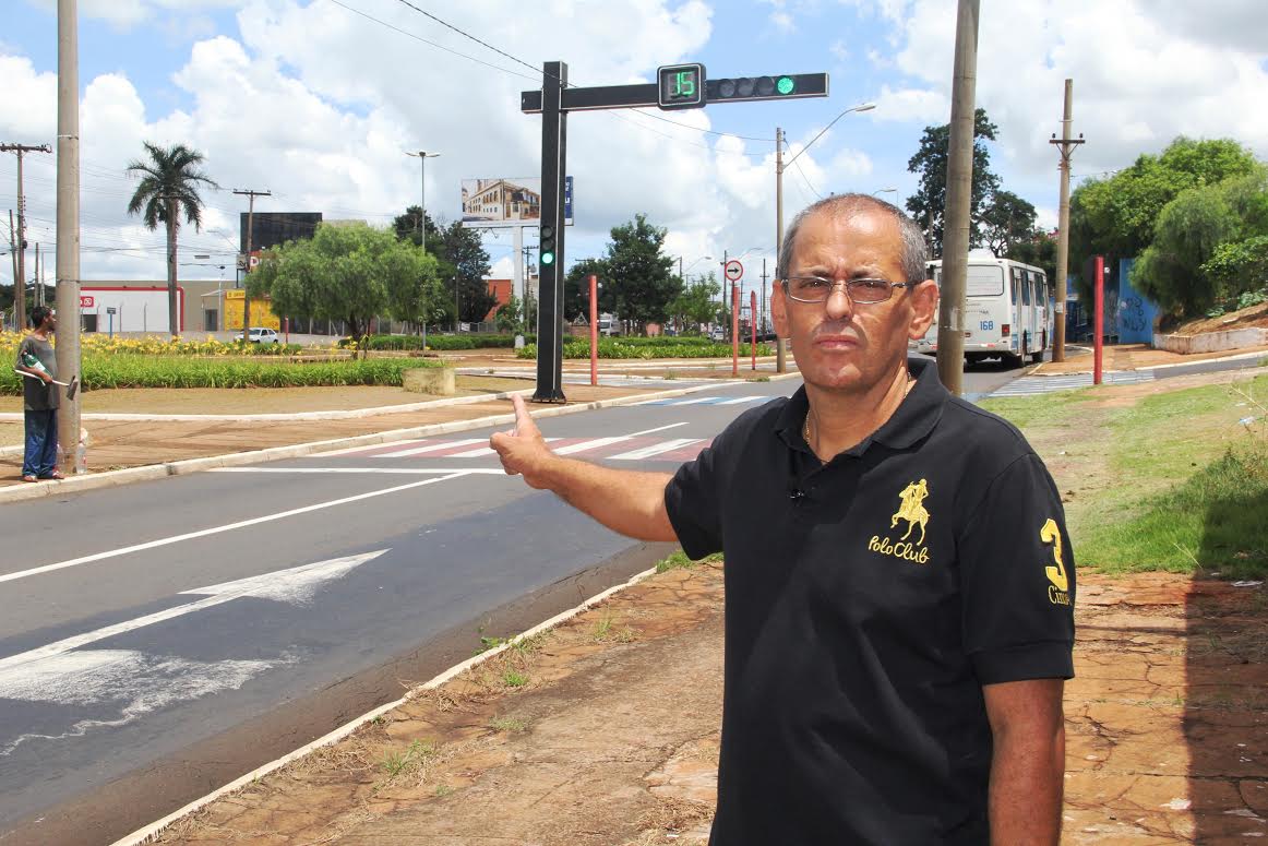 Adilson Vital pede radar fotográfico em semáforo na Avenida Padre Anchieta