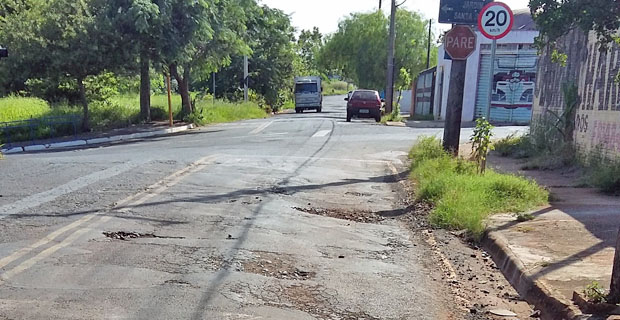 Doutor Lapena pede operação tapa-buracos em sete bairros de Araraquara