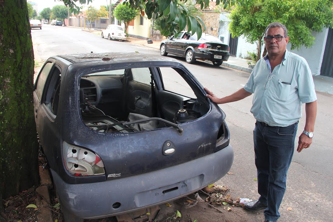 Vereador Roberval preocupado com veículos abandonados nas ruas
