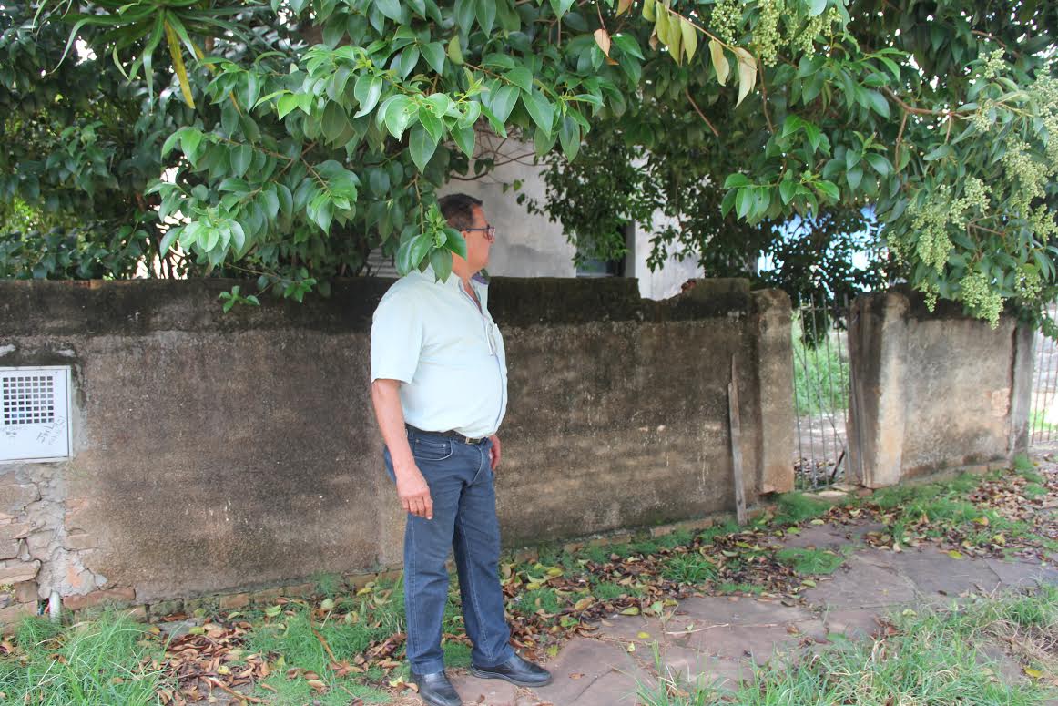 Roberval preocupado com casas abandonadas na “Américo Brasiliense” e proliferação do Caramujo Africano