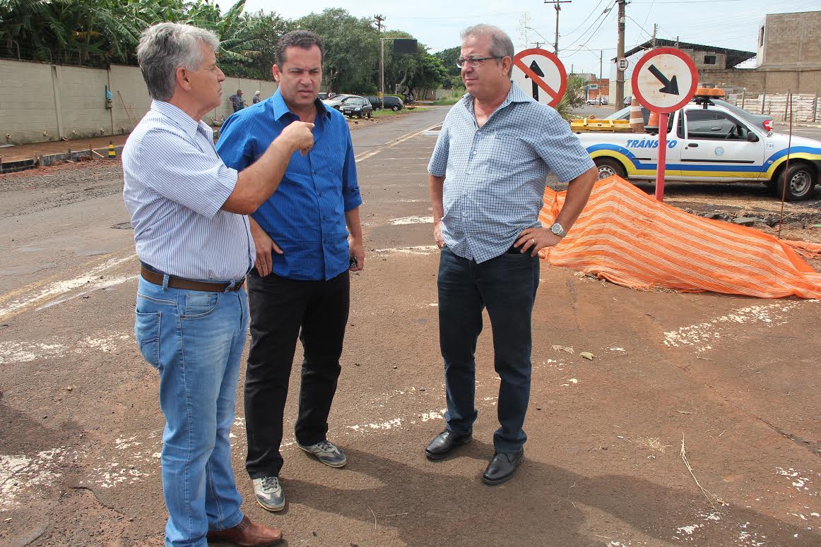 Jair Martineli acompanha obra de dispositivo viário no acesso ao aeroporto