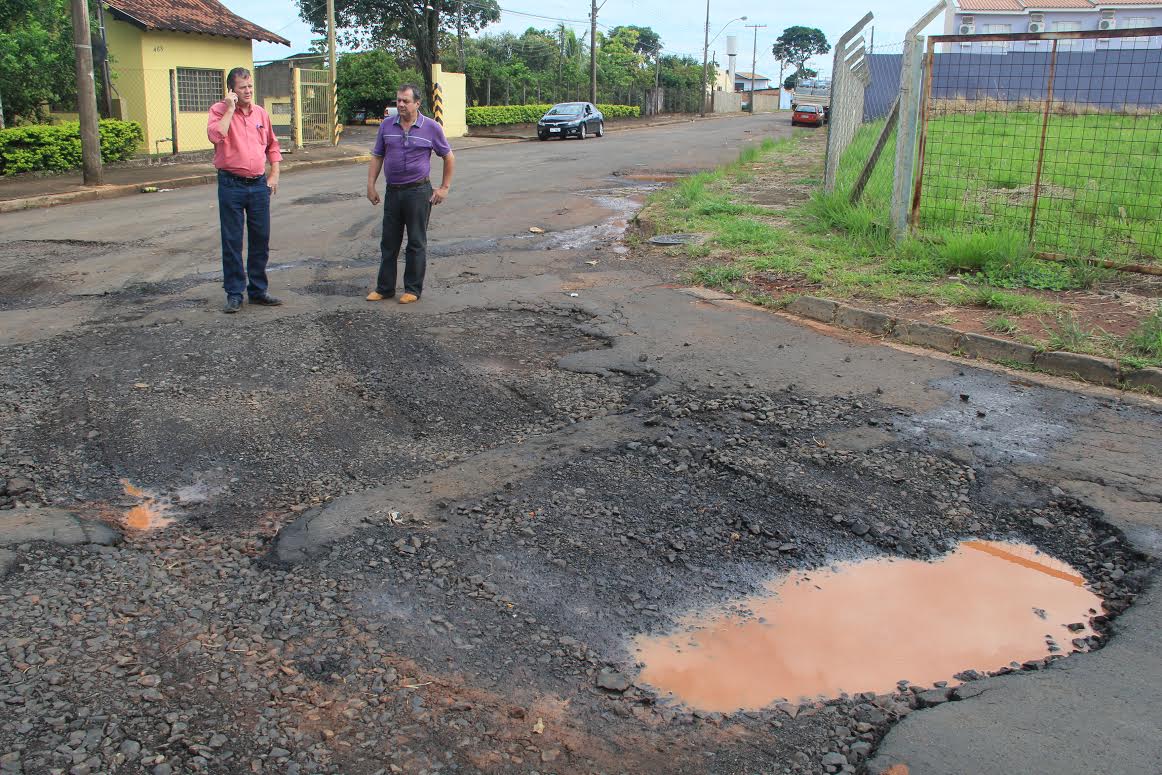 Simioni pede solução para vias esburacadas no 1º Distrito Industrial