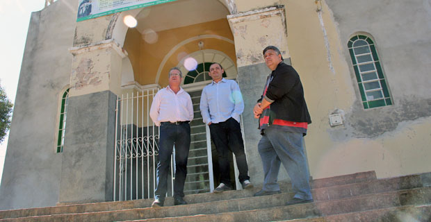 Jair Martineli vistoria obras na frente da Igreja São Benedito