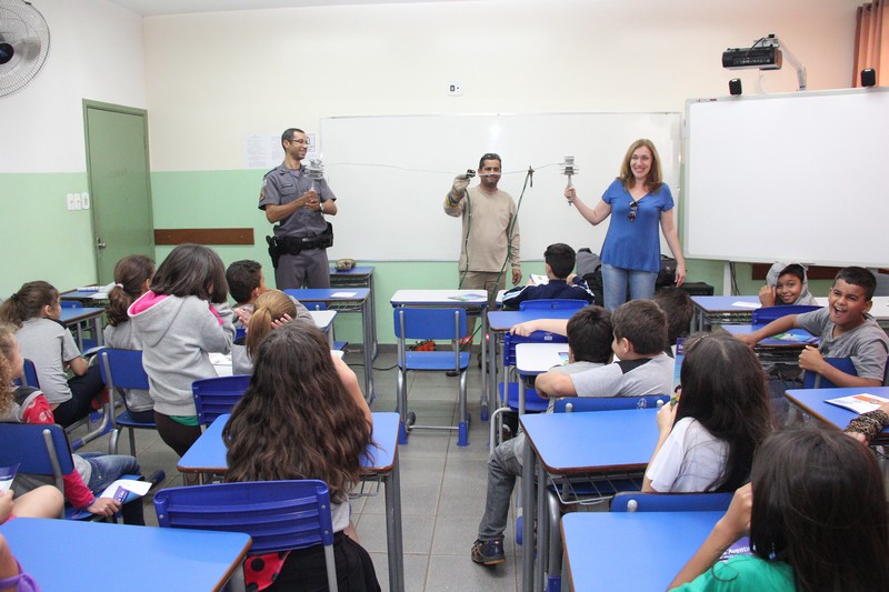 Perigo no ar - Juliana Damus aborda em palestra com a PM e CPFL que o cerol é uma ameaça à vida