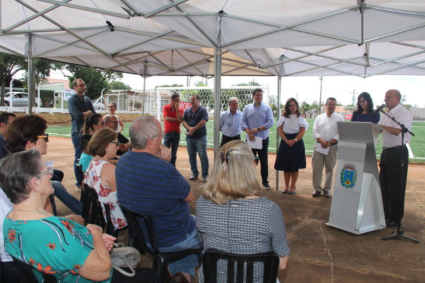 Vereadores participam de inauguração de campo de futebol no Jd. Martinez