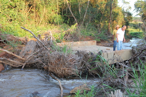 Pontes caídas no assentamento Monte Alegre prejudicam acessibilidade e negócios dos pequenos agricultores