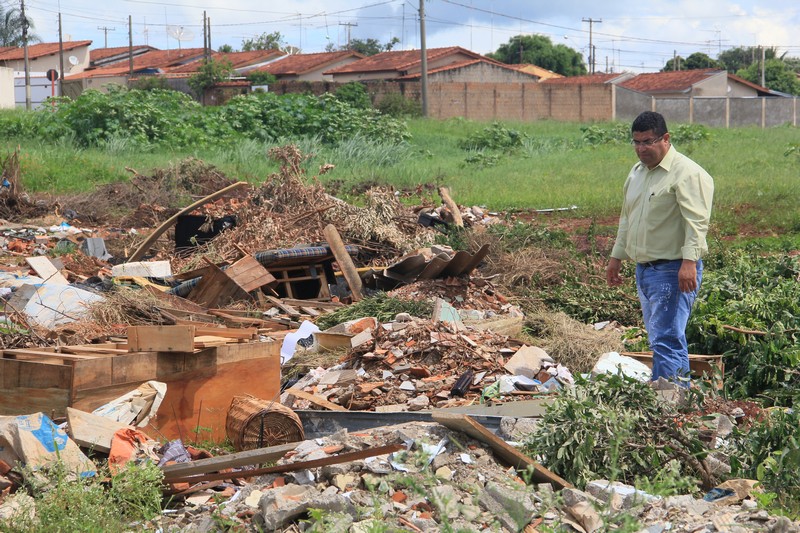 Zé Luiz visita terreno utilizado como lixão improvisado