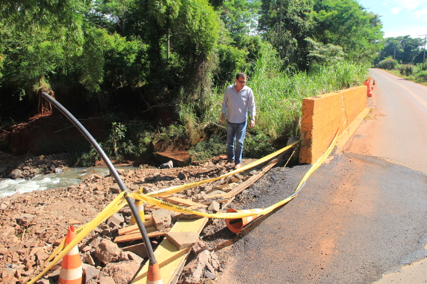 Gerson da Farmácia verifica obra em ponte da Estrada Abílio Augusto Corrêa