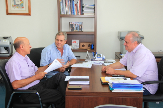 Chediek e Hel conversam com vice-prefeito Damiano