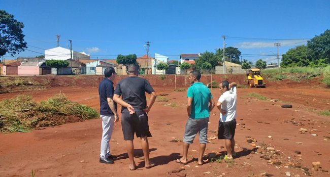 Gerson da Farmácia garante limpeza no campo de futebol do Jardim Cruzeiro do Sul
