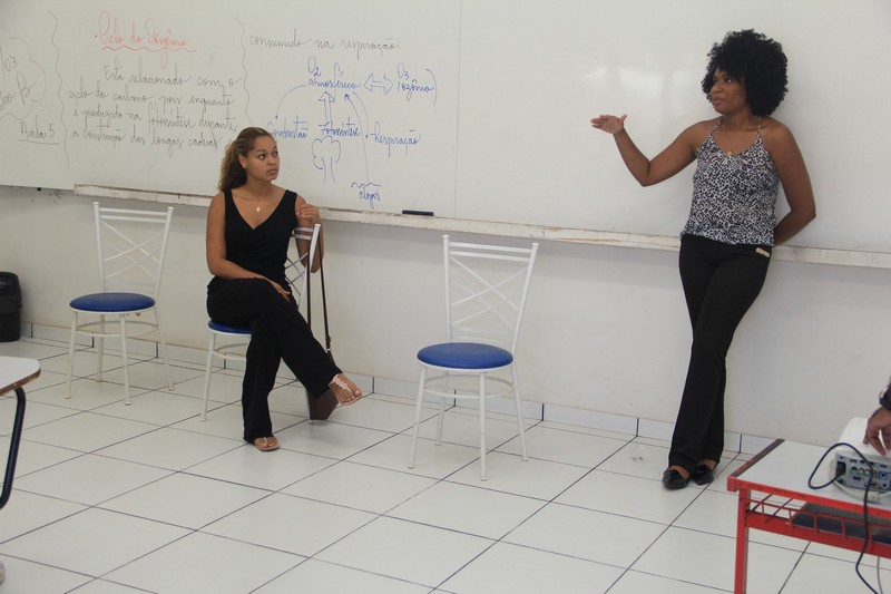 Thainara Faria e Nayara Costa realizam roda de conversa sobre “Mulheres Negras, suas conquistas e dificuldades”, com alunos de ensino médio
