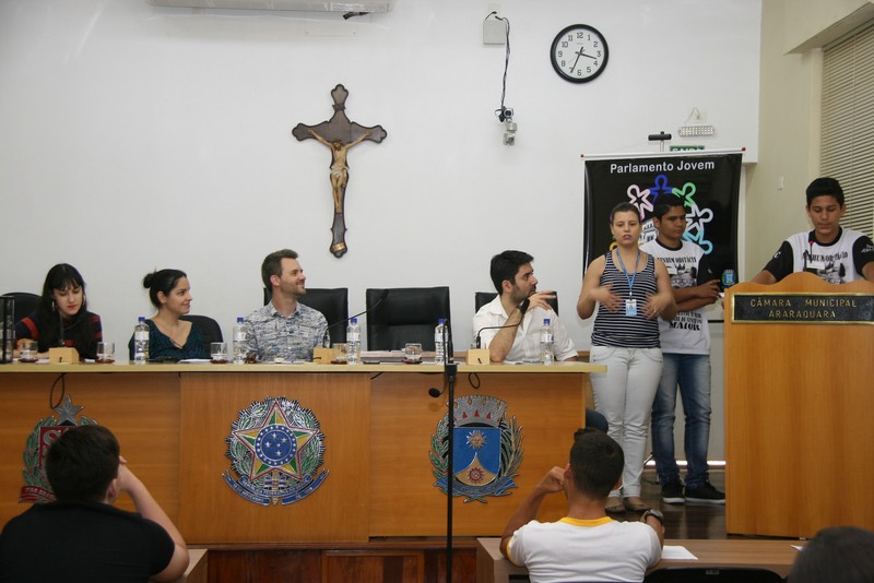Alunos afinam detalhes para a Sessão do Parlamento Jovem 2017 da Câmara Municipal de Araraquara