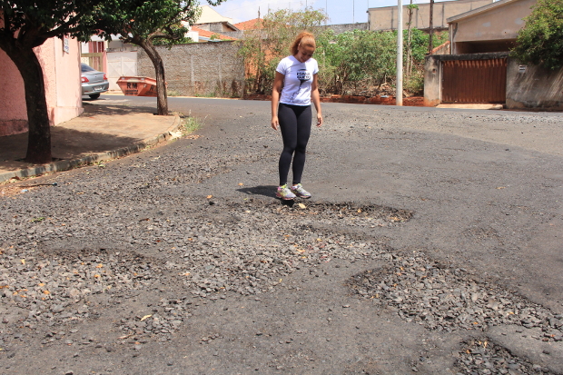 Thainara Faria constata buracos em diversas vias do Jardim Santa Rosa