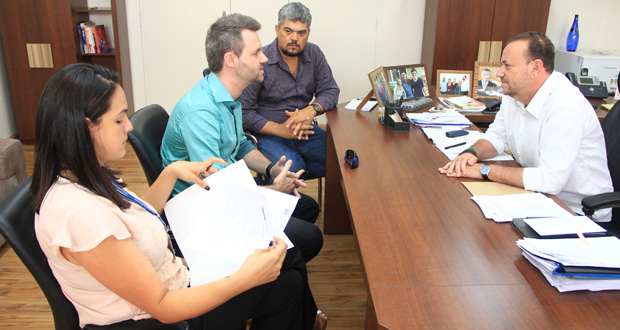 Rafael de Angeli leva reivindicações da população ao prefeito