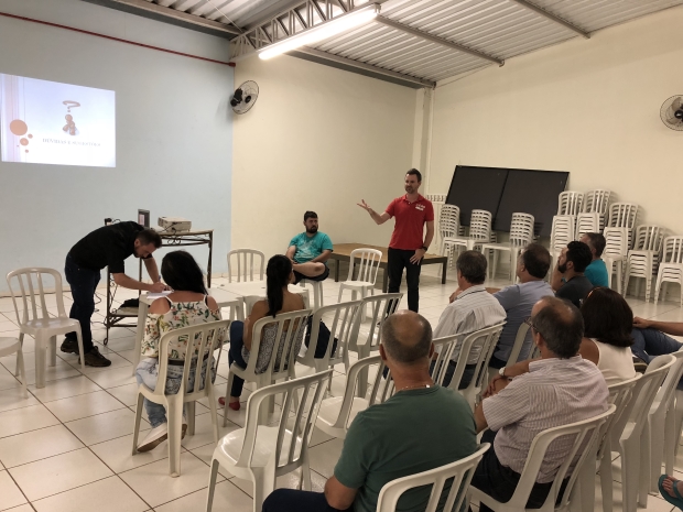 Rafael de Angeli participa de reunião da 'vizinhança solidária' no Jardim Martinez