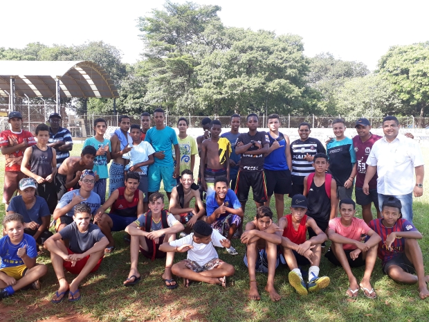 Vereador visita escolinha de futebol no Cecap