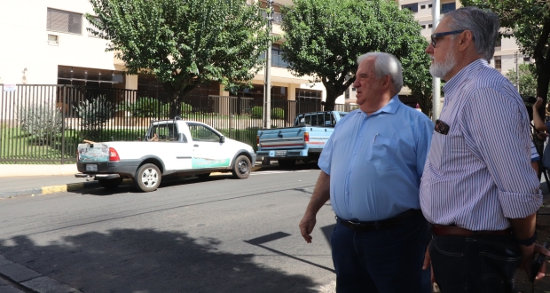 Em bairro residencial, pedestres têm dificuldade para atravessar a rua