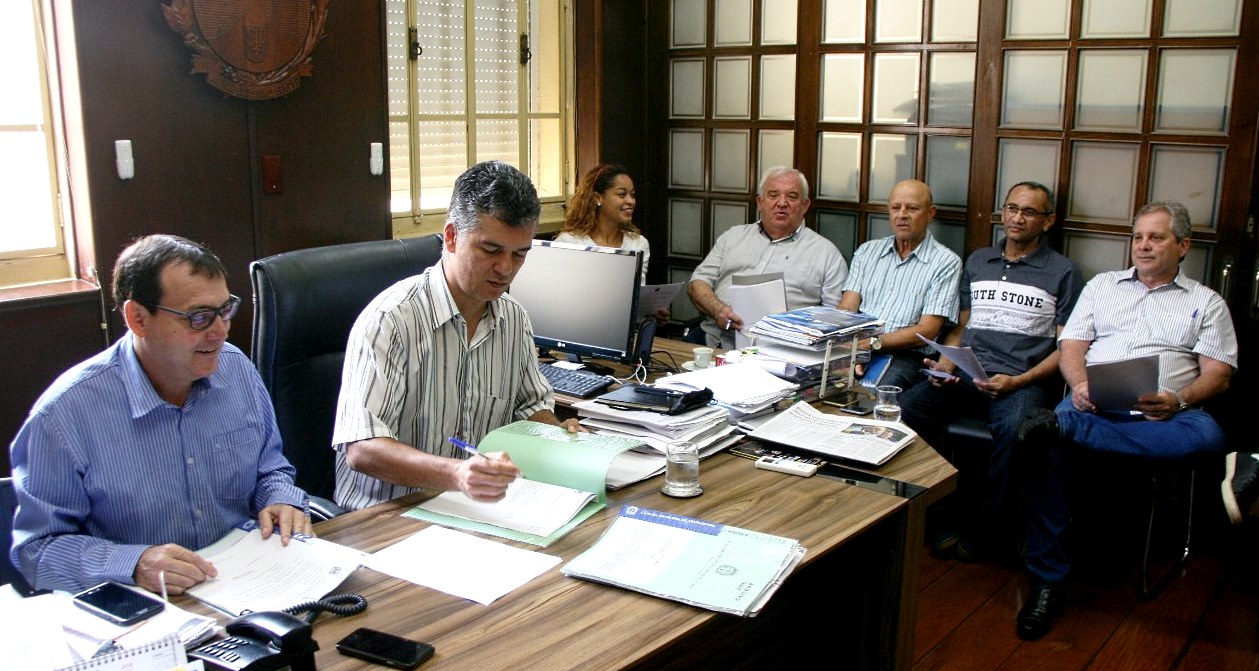 Crédito para sucção de esgoto, comissão de combate a assédio e outros projetos são analisados na Câmara