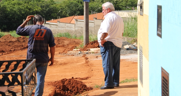Porsani acompanha pavimentação de rua no bairro Santa Angelina