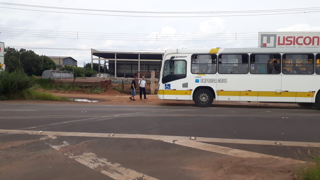 Ponto de ônibus em frente à Iesa é alvo de reclamações
