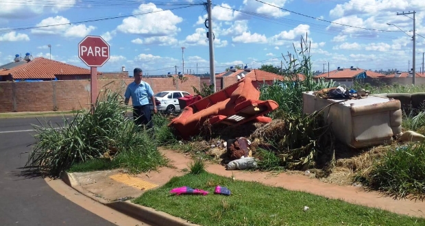 Moradores pedem roçada e limpeza de terreno público no Valle Verde