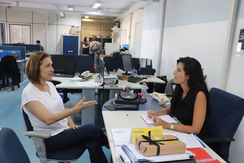 Em reunião com secretária, Juliana Damus verifica estrutura para o Momento Mulher