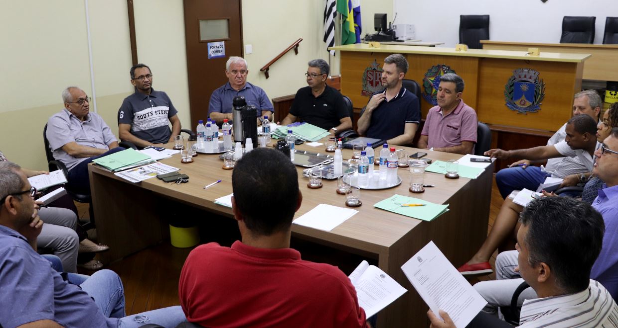 Vereadores discutem recursos para limpeza de vias públicas e terrenos, além de outros projetos
