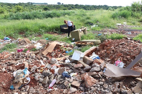 Zona Norte enfrenta problemas com mato alto e descarte irregular de entulho