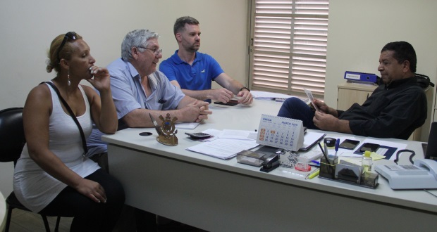 Moradores do Cociza levam reclamações à CDHU com ajuda de Rafael de Angeli