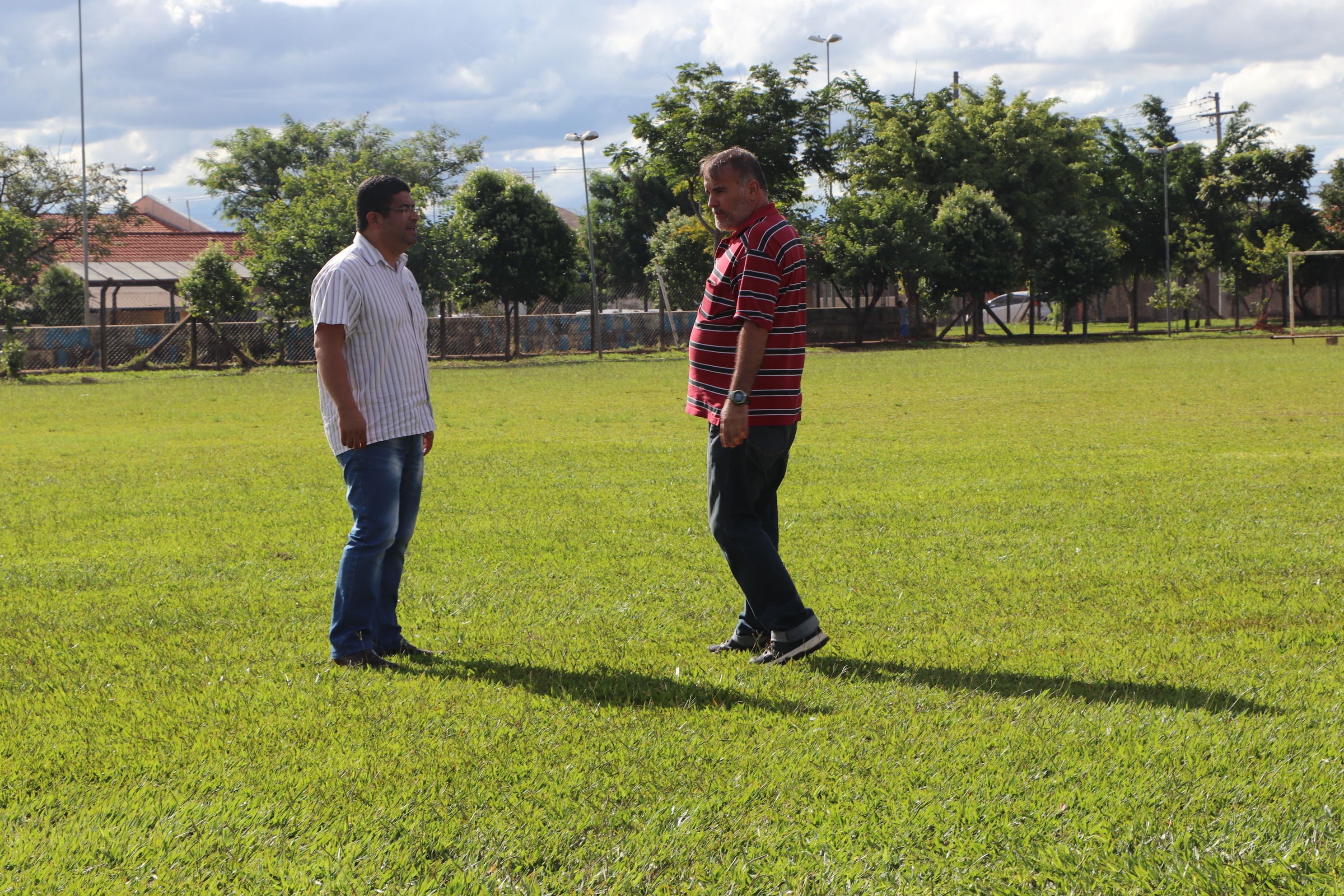 Vereador realiza vistoria em campos de futebol