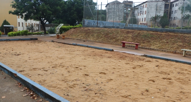 Equipamentos de lazer da Praça ‘João Bernal’ do Jardim Dom Pedro I precisam de manutenção