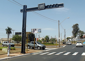 Prefeitura atende Adilson Vital e instala semáforo em rotatória na Padre Anchieta