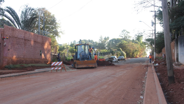 Obras de asfaltamento seguem regularmente na Chácara Flora